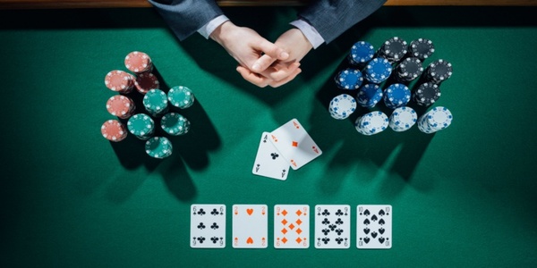 Tích luỹ thông tin và chiến thuật trong trò chơi poker